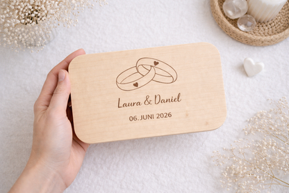 Schneidebrett aus Naturholz mit Ehering Gravur und Wunschdatum, emotionales Geburtstagsgeschenk für Partner oder personalisierte Geschenkidee zur Hochzeit