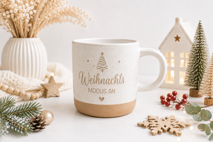 Weihnachtliche Kaffeetasse aus Keramik mit Schriftzug „Weihnachtsmodus an“ und Tannenbaum-Motiv. Originelle Geschenkidee für Freundin, Schwester, Mama oder Kollegin zu Weihnachten