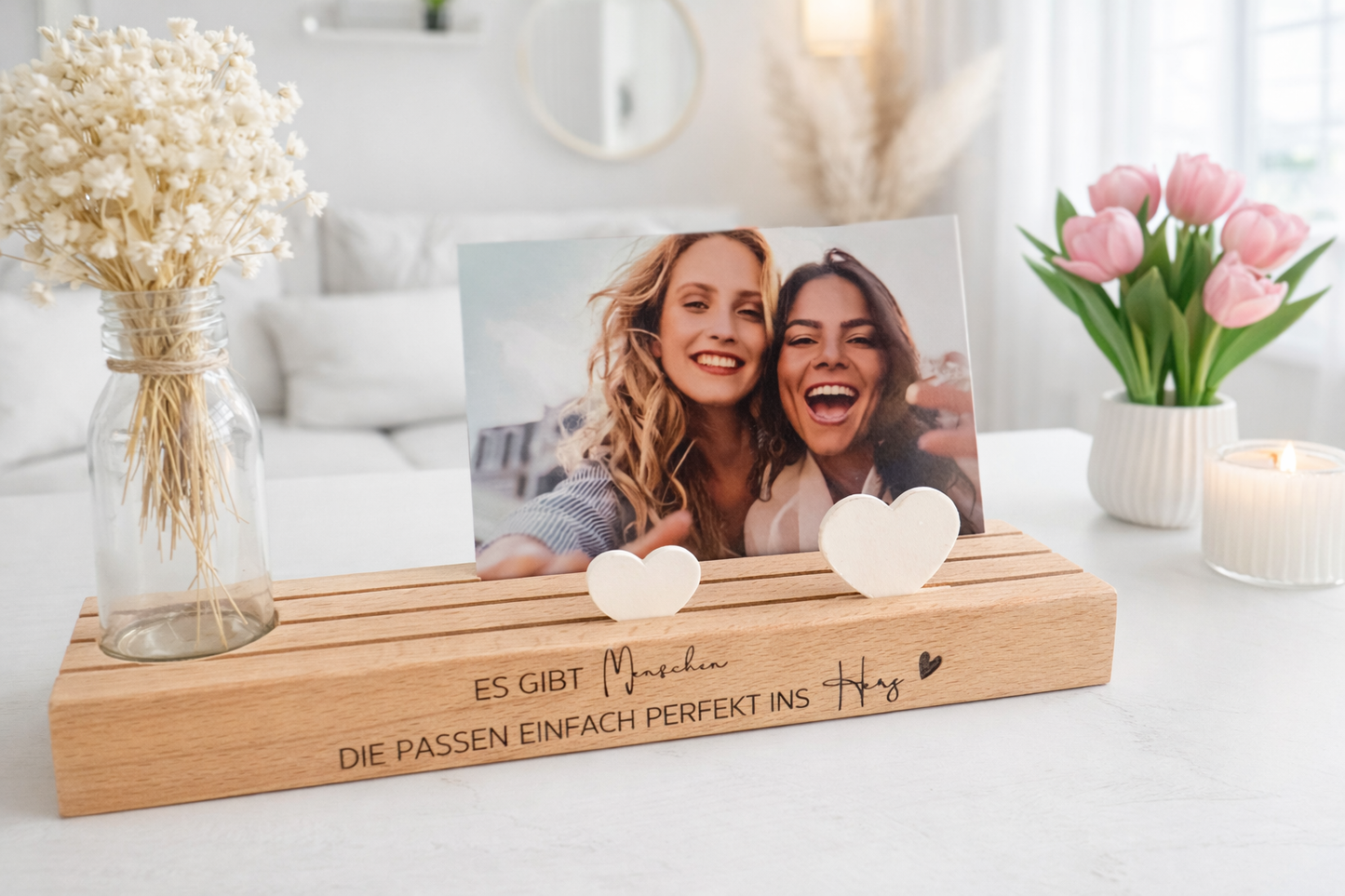 Moderner Kartenständer für Postkarten aus Holz mit Gravur, Geschenk Familie oder kleine Aufmerksamkeit, stilvolle Tischdeko für Wohnzimmer
