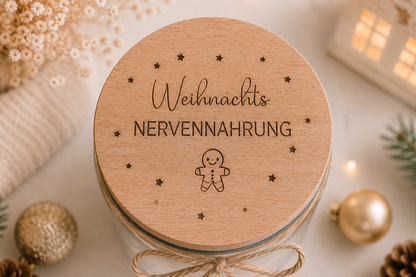 Weihnachtliches Geschenkglas mit Holzdeckel, Lebkuchenmann und Gravur „Weihnachts Nervennahrung“, ideal zum Befüllen mit Süßigkeiten.