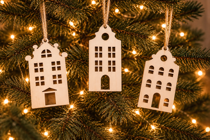 Kleine Weihnachtsgeschenke in Form dekorativer Holz Anhänger – liebevolle Hausmotive für Freunde, Familie, Kollegen, Wichtelgeschenke und Weihnachtsdekoration.