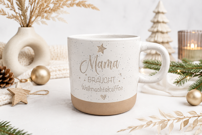 Liebevoll gestaltete Weihnachtstasse aus weißem Steingut mit dem Spruch Mama braucht Weihnachtskaffee. Eine besondere Geschenkidee für Mama zum Nikolaus, Advent oder Weihnachtsfest
