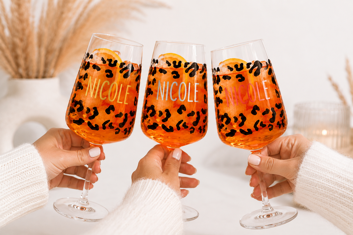 Personalisiertes Weinglas im Leo Design mit individuellem Namen – stilvolle Geschenkidee für Freundin, Mama, Schwester oder Kollegin.