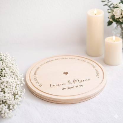 personalisiertes Hochzeitsgeschenk aus Buchholz-rundes Brett mit Liebesspruch und individueller Namensgravur 