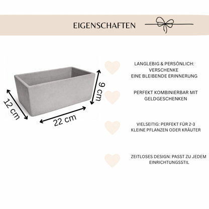 Maßgrafik eines rechteckigen Blumentopf mit Gravur in 22 cm Länge, 12 cm Tiefe und 9 cm Höhe. Eigenschaften wie langlebig, persönlich und vielseitig für 2–3 kleine Pflanzen oder Kräuter. Personalisierter Blumentopf als Muttertagsgeschenk oder Geschenk zum Geburtstag Weihnachten Ostern für Mama, Oma oder Lieblingsmensch.
