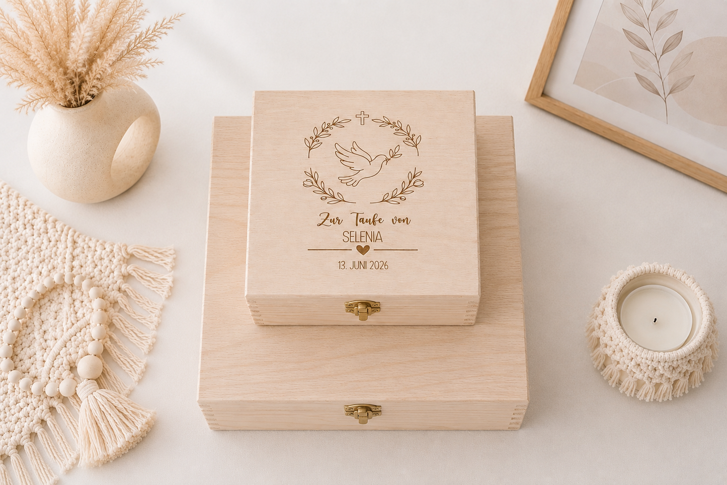 Personalisierte Erinnerungskiste aus Holz zur Taufe mit Taube, Kreuz, Namen und Datum graviert. Stilvolle Erinnerungsbox Baby als hochwertiges Geschenk zur Taufe oder Geburt.