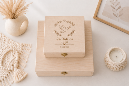 Personalisierte Erinnerungskiste aus Holz zur Taufe mit Taube, Kreuz, Namen und Datum graviert. Stilvolle Erinnerungsbox Baby als hochwertiges Geschenk zur Taufe oder Geburt.