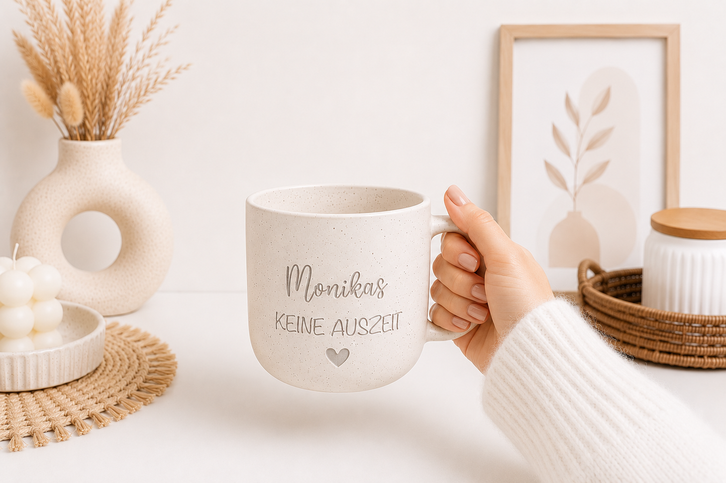 Personalisierte Tasse mit Wunschname in cremeweißer Steingutoptik auf modernem Boho Hintergrund als Geschenk für Freundin oder Kollegin.