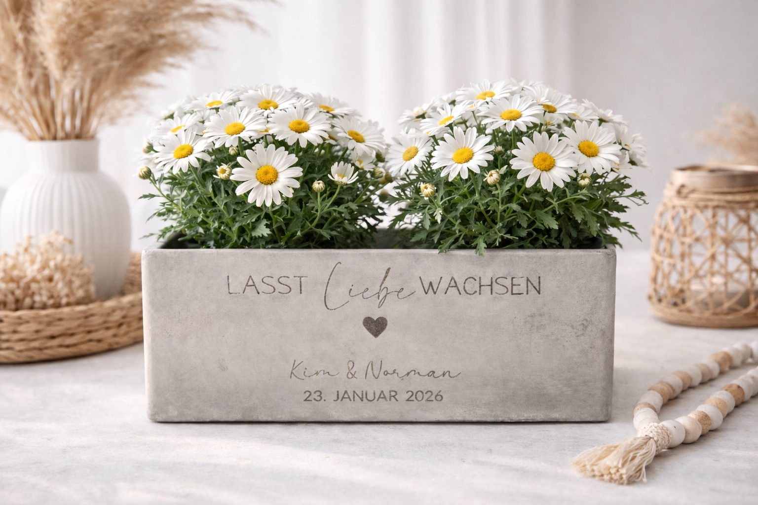 Blumentopf in Betonoptik mit Gravur „Lasst Liebe wachsen“, personalisierter Blumentopf mit Herz als individuelles Hochzeitsgeschenk
