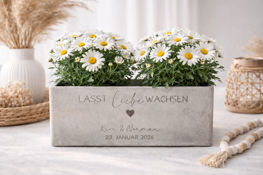 Blumentopf in Betonoptik mit Gravur „Lasst Liebe wachsen“, personalisierter Blumentopf mit Herz als individuelles Hochzeitsgeschenk
