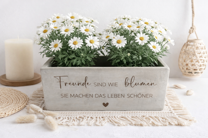 Blumenübertopf Betonoptik mit Gravur als Geschenk für beste Freundin.
