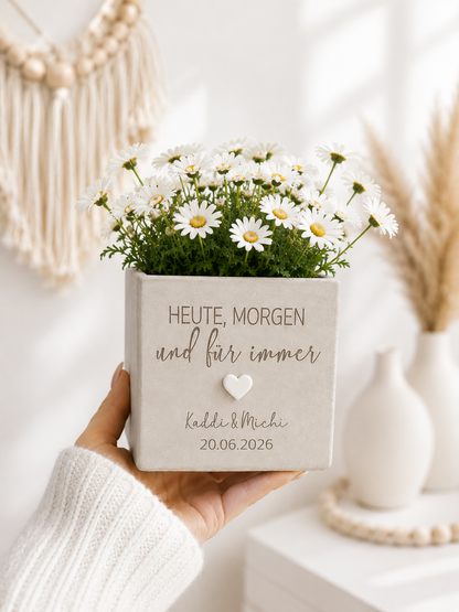 Personalisierter Blumentopf in Betonoptik mit Gravur “Heute, Morgen und für immer”, weißen Margeriten sowie Namen und Hochzeitsdatum – ein liebevolles Hochzeitsgeschenk.
