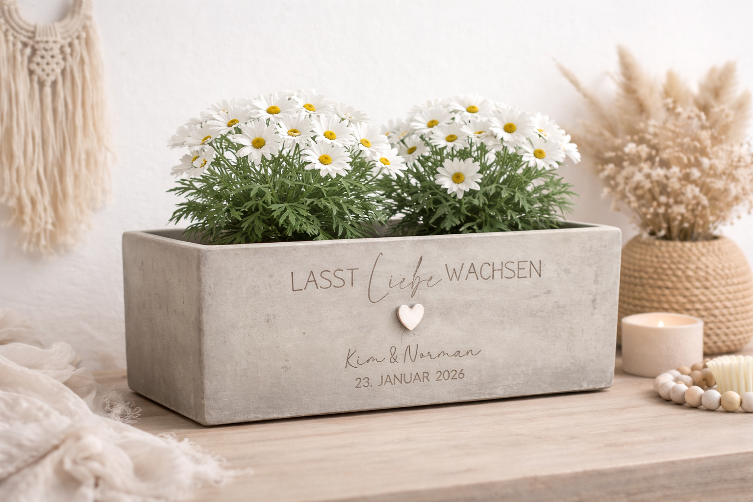 Blumentopf mit Gravur in Betonoptik mit Namen und Datum als Herz Geschenk oder individuelles Hochzeitsgeschenk
