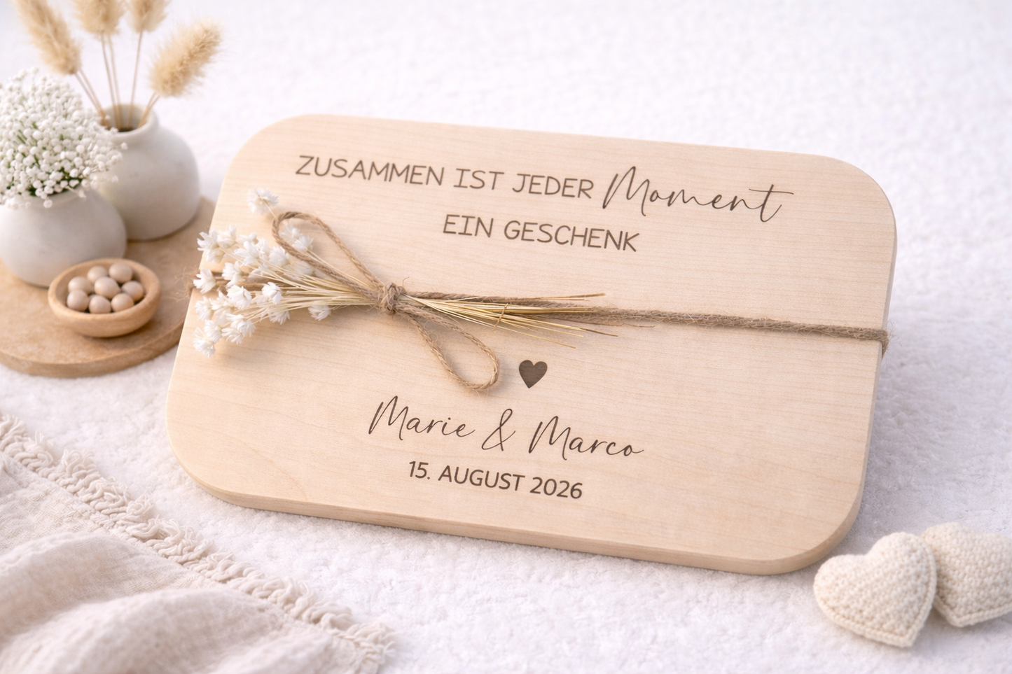 Graviertes Frühstücksbrett aus Holz mit Spruch „Zusammen ist jeder Moment ein Geschenk“ als Hochzeitsgeschenk für Paare.
