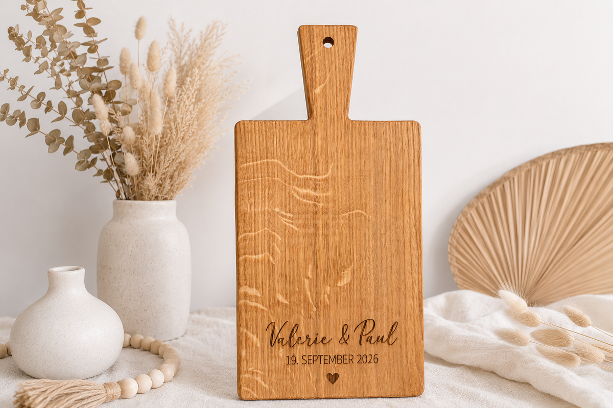 Hochzeitsgeschenk aus Holz personalisiert mit Namen und Datum, dekoratives Holzbrett mit Griff und Trockenblumen als Erinnerung an den Hochzeitstag.