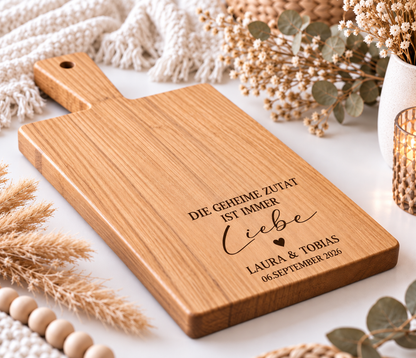 Hochzeitsbrett aus Holz mit Gravur „Die geheime Zutat ist immer Liebe“, Namen und Datum – liebevolle personalisierte Erinnerung an den Hochzeitstag.
