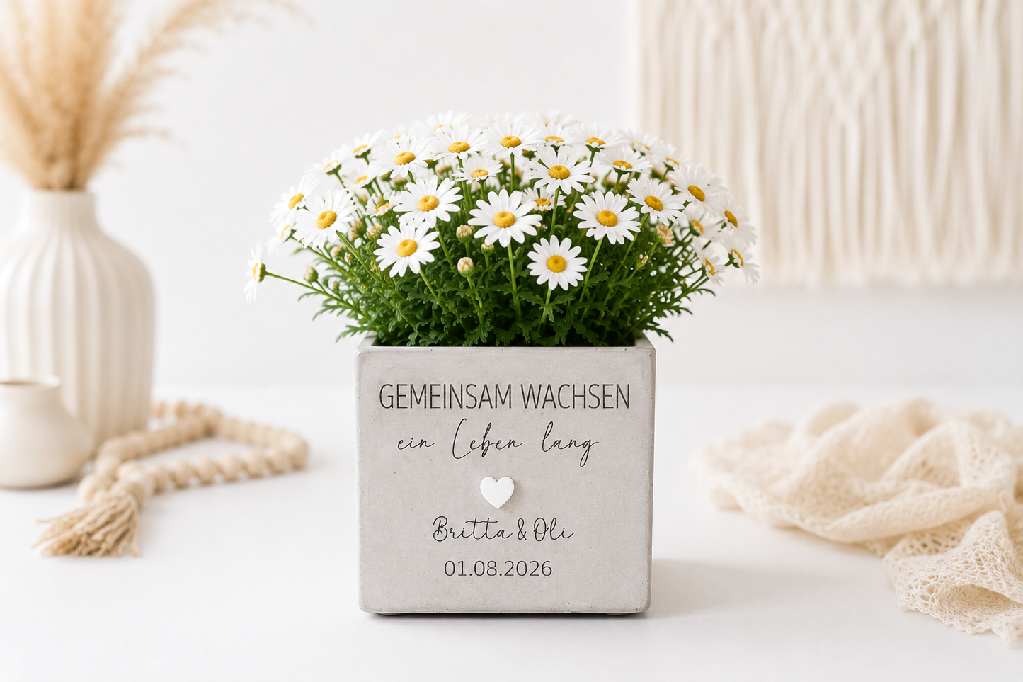 Dekorativer Blumentopf in Betonoptik mit Gravur „Gemeinsam wachsen“ als Geschenk zur goldenen Hochzeit oder zum Jahrestag.