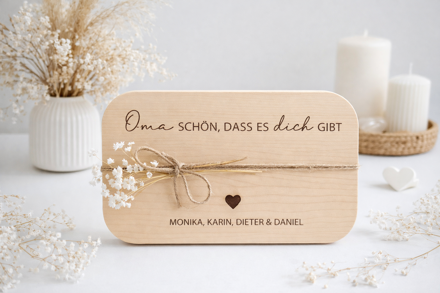 Personalisiertes Holzbrett aus Buchenholz mit Gravur „Schön, dass es dich gibt“ und individuellen Namen – Geschenk für Oma, Mama, Papa oder Opa.