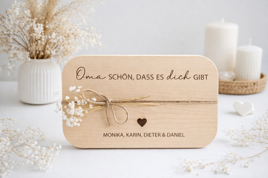 Personalisiertes Holzbrett aus Buchenholz mit Gravur „Schön, dass es dich gibt“ und individuellen Namen – Geschenk für Oma, Mama, Papa oder Opa.