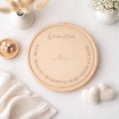 Rundes personalisiertes Holzbrett aus Buchenholz mit Gravur" Kleine Menschen brauchen so große Herzen wie deins" und Name Danke Nicole, Geschenk für Erzieherin oder Lehrerin 