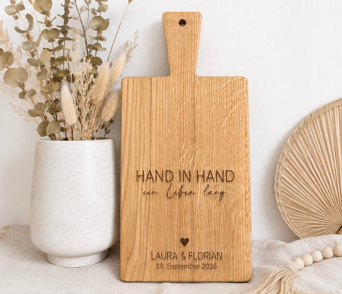 Personalisiertes Holzbrett mit Gravur „Hand in Hand ein Leben lang“, Namen und Hochzeitsdatum – individuelle Geschenkidee zur Hochzeit für das Brautpaar.