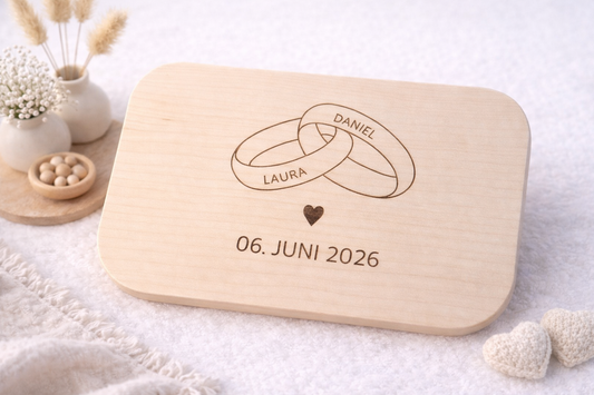 Schneidebrett aus Holz Natur mit individueller Gravur von Eheringen, Namen und Datum als Geschenk zur Hochzeit oder Jahrestag