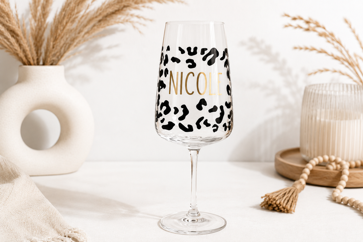 Personalisiertes Weinglas mit Name und modernem Leo Muster in Schwarz – individuelles Geschenk zum Geburtstag, Weihnachten oder für besondere Anlässe.