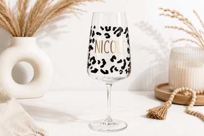 Personalisiertes Weinglas mit Name und modernem Leo Muster in Schwarz – individuelles Geschenk zum Geburtstag, Weihnachten oder für besondere Anlässe.