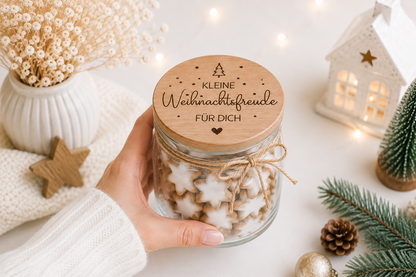 Dekoratives Plätzchenglas mit Holzdeckel und Weihnachtsgravur, ideal zum Befüllen mit Keksen, Süßigkeiten oder kleinen Geschenken in der Adventszeit.