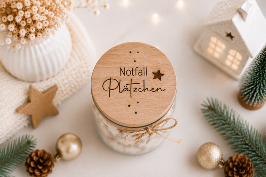 Weihnachtliches Notfall Plätzchen Glas mit graviertem Holzdeckel, dekoratives Vorratsglas für Kekse und Plätzchen als kleine Geschenkidee zu Weihnachten.