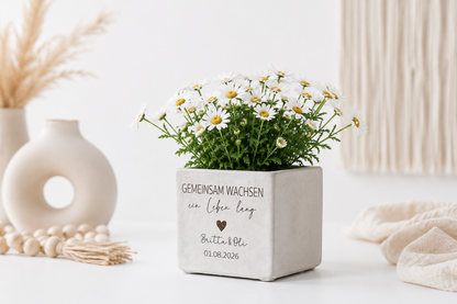 Moderner personalisierter Blumentopf mit Gravur als Geschenkidee zur Hochzeit, goldenen Hochzeit oder zum Jahrestag. Zeitlose Boho-Dekoration mit weißen Margeriten und individueller Personalisierung.