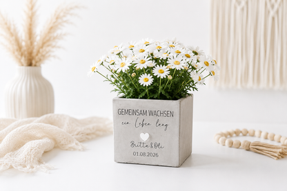Personalisierter Blumentopf für Paare mit Namen und Datum als stilvolle Geschenkidee für Valentinstag, Jubiläum oder Hochzeit.