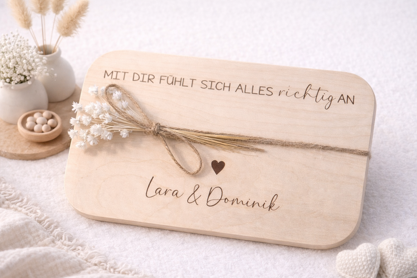 Frühstücksbrett aus Holz personalisiert mit Namen und Herzmotiv als Geschenk Jahrestag Partner oder Valentinstag Geschenkidee.
