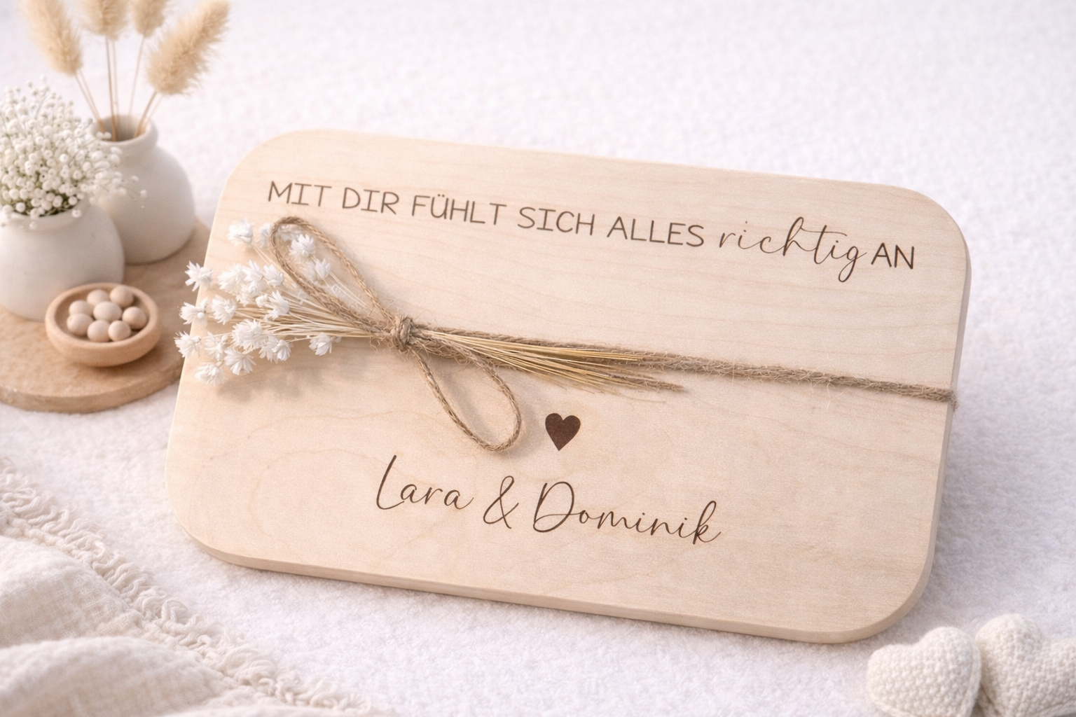 Frühstücksbrett aus Holz personalisiert mit Namen und Herzmotiv als Geschenk Jahrestag Partner oder Valentinstag Geschenkidee.
