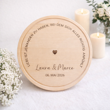 Graviertes rundes Holzbrett mit Herzsymbol, Liebesspruch und individueller Personalisierung 