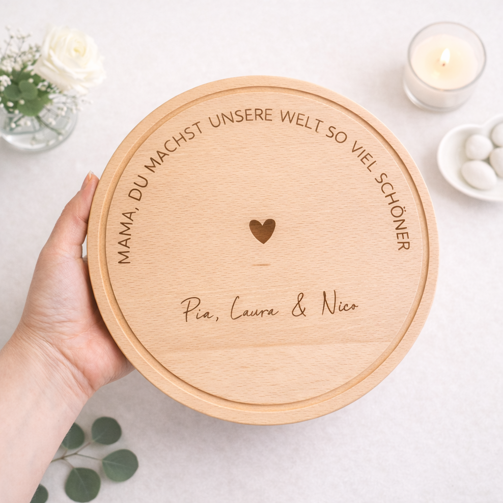 Rundes Servierbrett für Mama mit Herzsymbol und individueller Gravur als Geburtstagsgeschenk