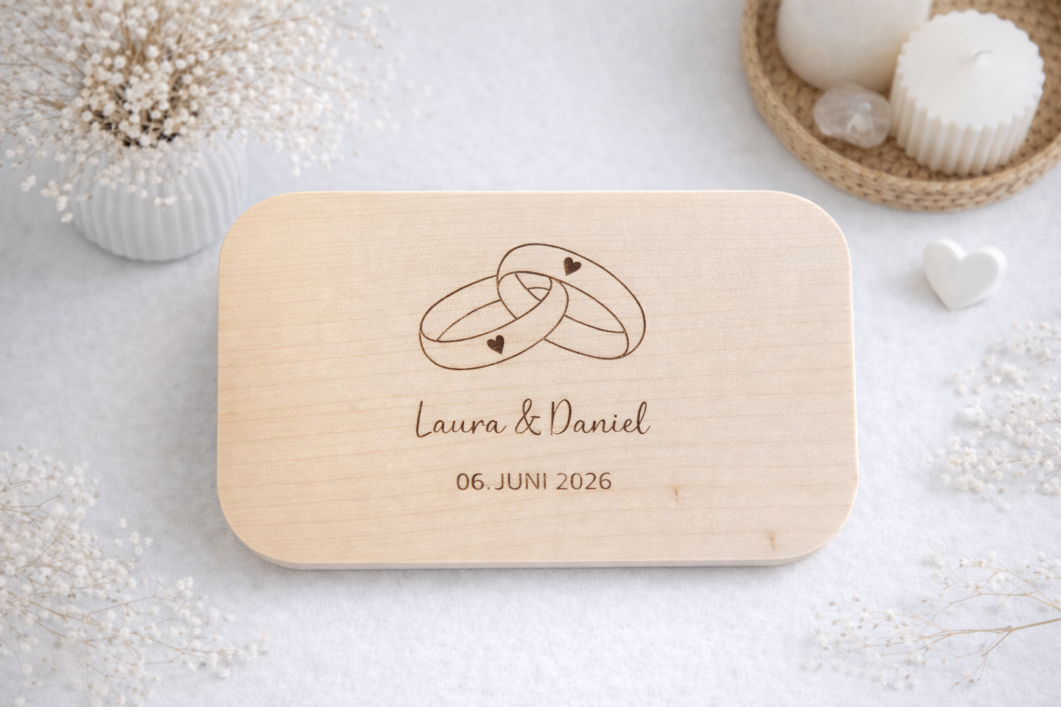 Schneidebrett aus Holz Natur mit individueller Gravur von Eheringen, Namen und Datum, personalisiertes Geschenk zur Hochzeit oder Jahrestag für Paare