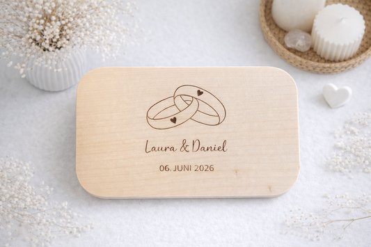 Schneidebrett aus Holz Natur mit individueller Gravur von Eheringen, Namen und Datum, personalisiertes Geschenk zur Hochzeit oder Jahrestag für Paare
