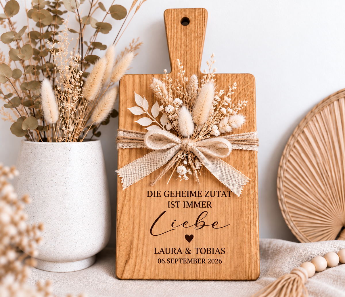 Personalisiertes Schneidebrett aus Holz zur Hochzeit mit romantischem Spruch, Herz, Namen und Wunschdatum – besondere Geschenkidee zur Hochzeit.
