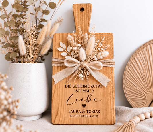 Personalisiertes Schneidebrett aus Holz zur Hochzeit mit romantischem Spruch, Herz, Namen und Wunschdatum – besondere Geschenkidee zur Hochzeit.
