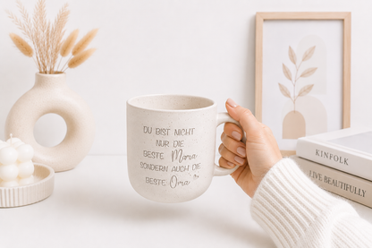 Personalisierte Steingut Tasse mit Spruch für die beste Mama und Oma als emotionales Muttertagsgeschenk.
