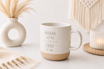 Personalisierte Steingut Tasse für werdende Oma mit Gravur „Mama seit 1992 Oma ab 2026“ dekoriert im modernen Boho Stil mit Pampasgras und Naturtönen.