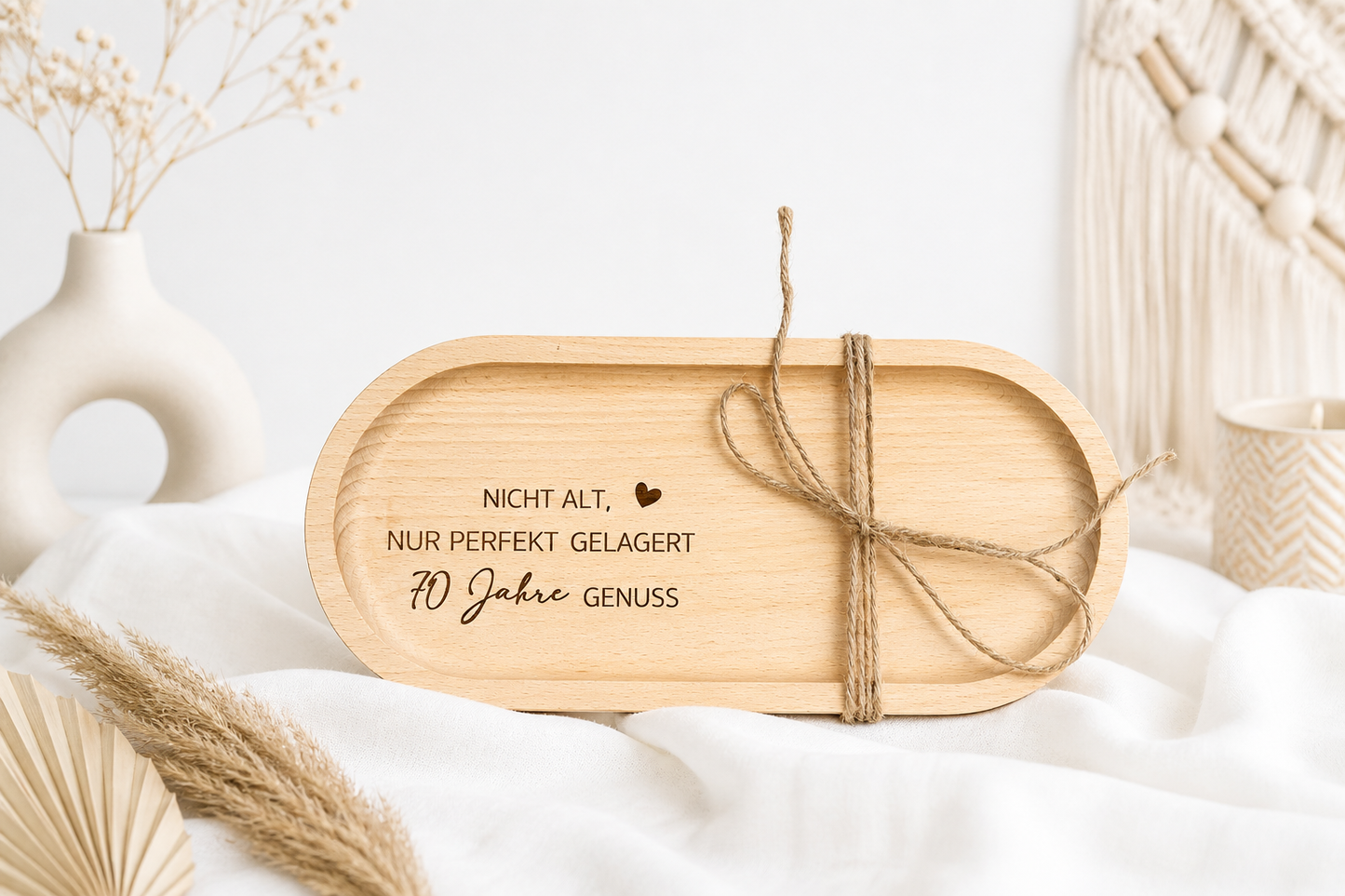 Personalisiertes Tablett mit Gravur aus Buchenholz als Geschenk zum runden Geburtstag im modernen Boho-Stil.