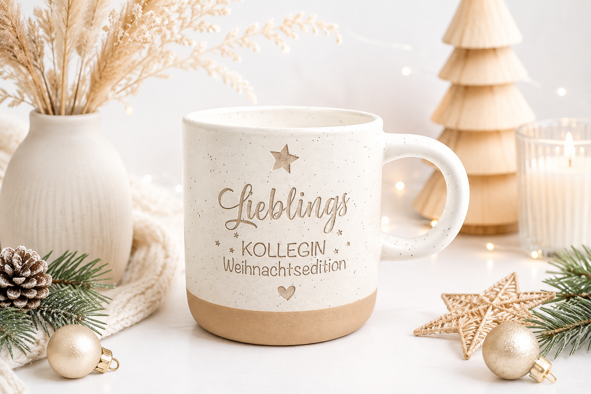 Weiße Steingut Tasse mit naturfarbenem Boden und weihnachtlicher Gravur für die Lieblingskollegin. Eine schöne Geschenkidee für Arbeitskolleginnen, Freundinnen und das gemeinsame Weihnachtswichteln.