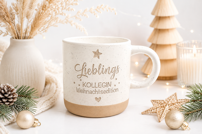 Weiße Steingut Tasse mit naturfarbenem Boden und weihnachtlicher Gravur für die Lieblingskollegin. Eine schöne Geschenkidee für Arbeitskolleginnen, Freundinnen und das gemeinsame Weihnachtswichteln.