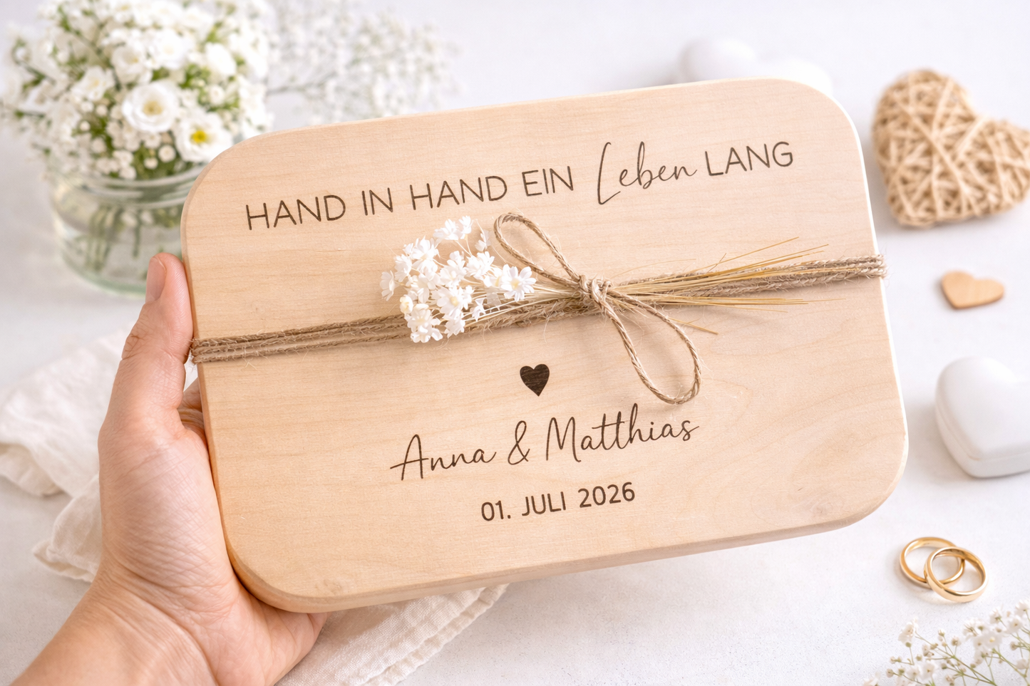Frühstücksbrett aus Holz personalisiert als romantisches Geschenk Jahrestag Partner oder Valentinstag.