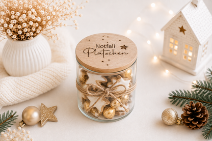 Dekoratives Vorratsglas für Weihnachtsplätzchen mit graviertem Holzdeckel, schöne Aufbewahrung für Kekse und süße Kleinigkeiten in der Adventszeit.
