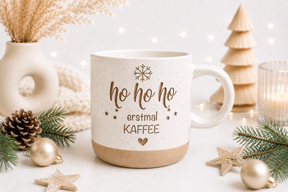 Weihnachtliche Kaffeetasse aus Keramik mit schwarzem Schriftzug „Ho Ho Ho erstmal Kaffee“. Kleine Weihnachtsgeschenkidee für Freundin, Schwester, Mama oder Kollegin