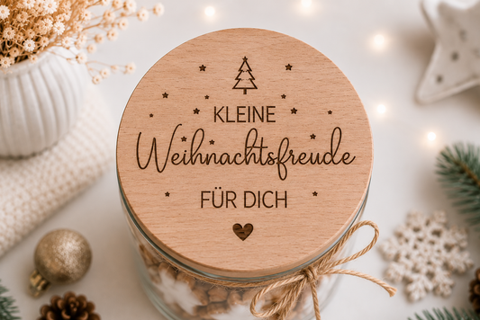 Weihnachtliches Glas mit graviertem Holzdeckel und Spruch „Kleine Weihnachtsfreude für dich“, schöne Geschenkidee für Familie, Freunde und Kollegen.