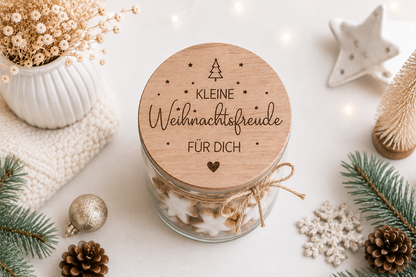 Weihnachtliches Glas mit graviertem Holzdeckel und Spruch „Kleine Weihnachtsfreude für dich“, schöne Geschenkidee für Familie, Freunde und Kollegen.